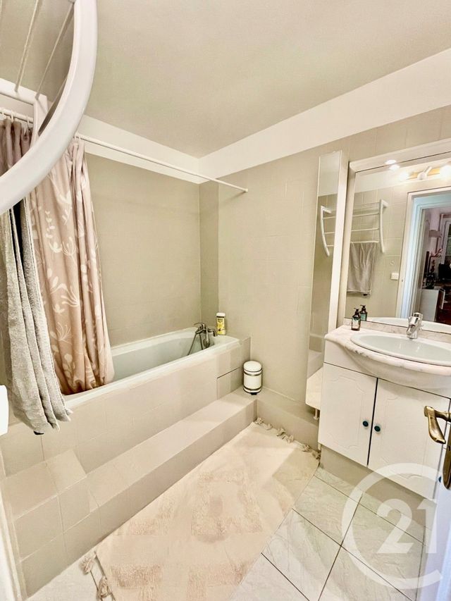 Appartement T4 à vendre - 5 pièces - 93.08 m2 - ST GRATIEN - 95 - ILE-DE-FRANCE - Century 21 La Demeure