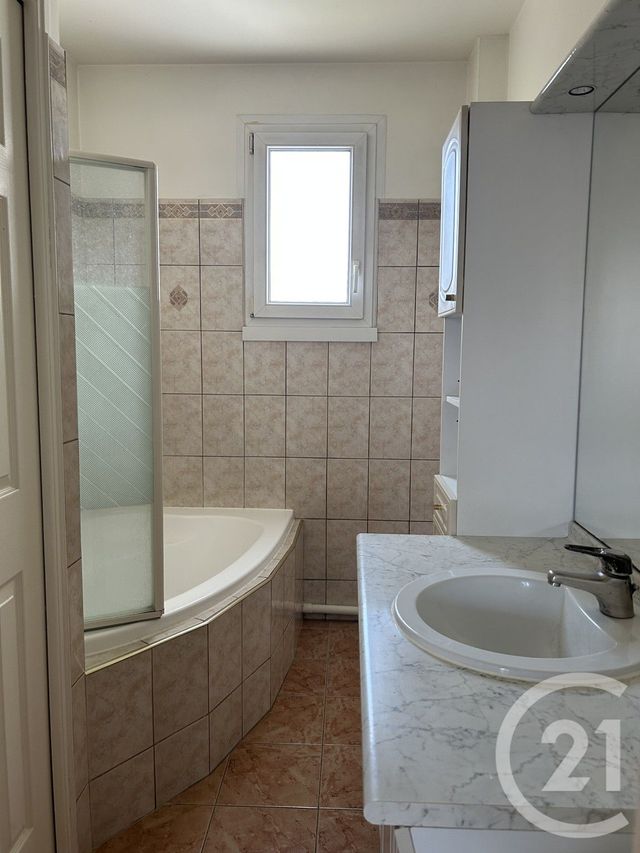 Appartement F4 à louer - 4 pièces - 82.65 m2 - ST GRATIEN - 95 - ILE-DE-FRANCE - Century 21 La Demeure